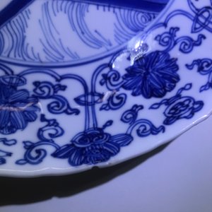 A Chinese blue and white moulded plate with an amorous couple, Kangxi mark and of the period — photo 11