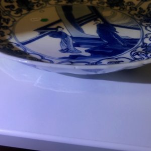 A Chinese blue and white moulded plate with an amorous couple, Kangxi mark and of the period — photo 12