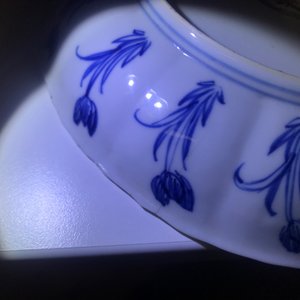 A Chinese blue and white moulded plate with an amorous couple, Kangxi mark and of the period — photo 13