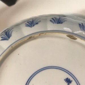 A Chinese blue and white moulded plate with an amorous couple, Kangxi mark and of the period — photo 6