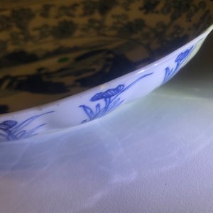 A Chinese blue and white moulded plate with an amorous couple, Kangxi mark and of the period — photo 9
