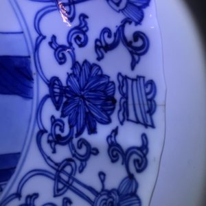 A Chinese blue and white moulded plate with an amorous couple, Kangxi mark and of the period — photo 10