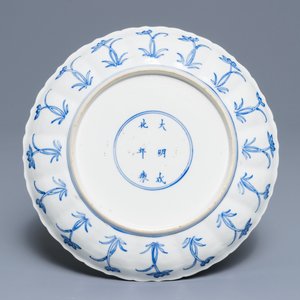A Chinese blue and white moulded plate with figures on a terrace, Kangxi mark and of the period — 照片 2