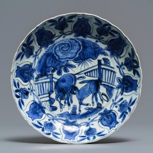 A Chinese blue and white moulded 'two horses' kraak porcelain plate, Wanli — 照片 1