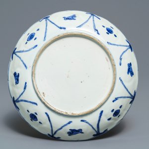 A Chinese blue and white moulded 'two horses' kraak porcelain plate, Wanli — 照片 2