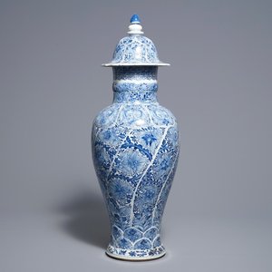 A Chinese blue and white moulded vase and cover with floral design, Kangxi — photo 1