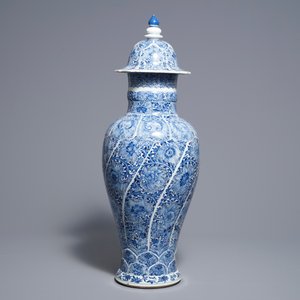 A Chinese blue and white moulded vase and cover with floral design, Kangxi — photo 3