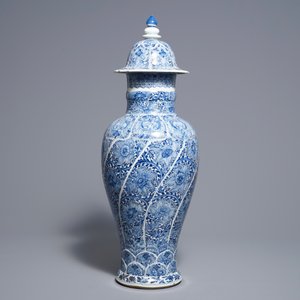 A Chinese blue and white moulded vase and cover with floral design, Kangxi — photo 4