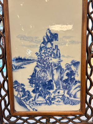 A Chinese blue and white 'mountainous landscape' plaque mounted in a wooden frame, 19/20th C. — 照片 2
