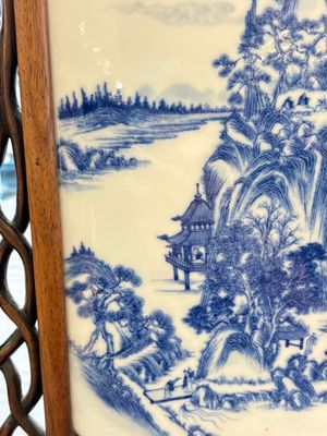 A Chinese blue and white 'mountainous landscape' plaque mounted in a wooden frame, 19/20th C. — 照片 3