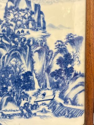 A Chinese blue and white 'mountainous landscape' plaque mounted in a wooden frame, 19/20th C. — 照片 5