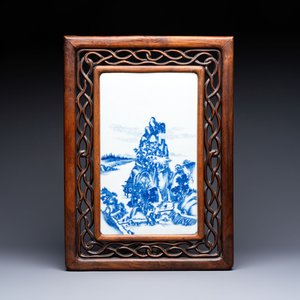 A Chinese blue and white 'mountainous landscape' plaque mounted in a wooden frame, 19/20th C. — 照片 1