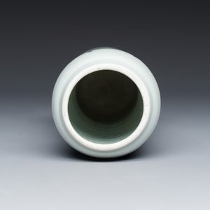 A Chinese blue and white 'Mountainous Landscape' sleeve vase — photo 6