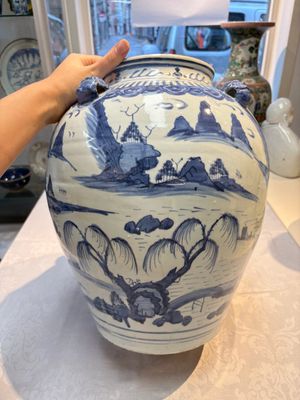 A Chinese blue and white 'Mountainous Landscape' vase with four lion-form handles, 16/17th C. — photo 1