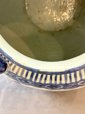 A Chinese blue and white 'Mountainous Landscape' vase with four lion-form handles, 16/17th C. — photo 11