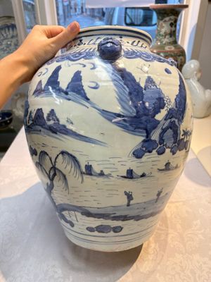A Chinese blue and white 'Mountainous Landscape' vase with four lion-form handles, 16/17th C. — photo 2