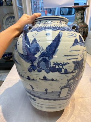 A Chinese blue and white 'Mountainous Landscape' vase with four lion-form handles, 16/17th C. — photo 3