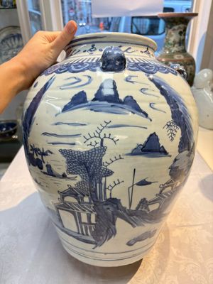 A Chinese blue and white 'Mountainous Landscape' vase with four lion-form handles, 16/17th C. — photo 4
