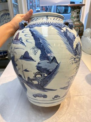 A Chinese blue and white 'Mountainous Landscape' vase with four lion-form handles, 16/17th C. — photo 5