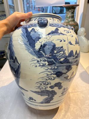 A Chinese blue and white 'Mountainous Landscape' vase with four lion-form handles, 16/17th C. — photo 6