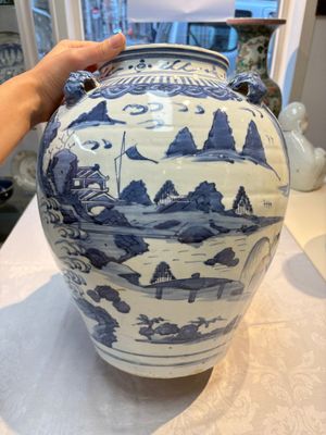 A Chinese blue and white 'Mountainous Landscape' vase with four lion-form handles, 16/17th C. — photo 7