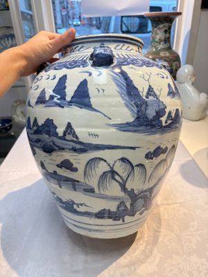 A Chinese blue and white 'Mountainous Landscape' vase with four lion-form handles, 16/17th C. — photo 8