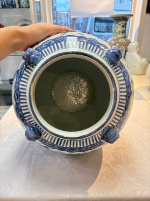 A Chinese blue and white 'Mountainous Landscape' vase with four lion-form handles, 16/17th C. — photo 9