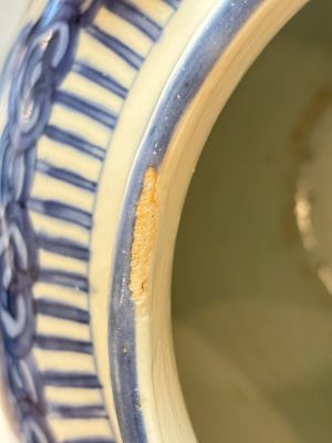 A Chinese blue and white 'Mountainous Landscape' vase with four lion-form handles, 16/17th C. — photo 10