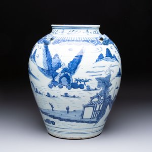 A Chinese blue and white 'Mountainous Landscape' vase with four lion-form handles, 16/17th C. — photo 1