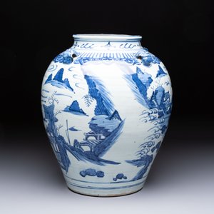 A Chinese blue and white 'Mountainous Landscape' vase with four lion-form handles, 16/17th C. — photo 2