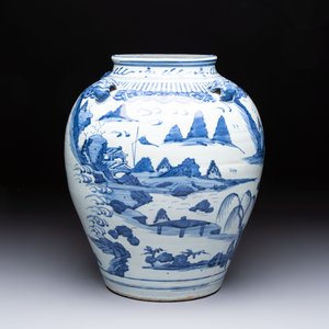 A Chinese blue and white 'Mountainous Landscape' vase with four lion-form handles, 16/17th C. — photo 3