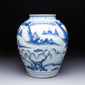 A Chinese blue and white 'Mountainous Landscape' vase with four lion-form handles, 16/17th C. — photo 4