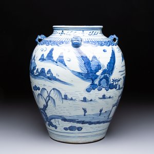 A Chinese blue and white 'Mountainous Landscape' vase with four lion-form handles, 16/17th C. — photo 5