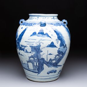 A Chinese blue and white 'Mountainous Landscape' vase with four lion-form handles, 16/17th C. — photo 6