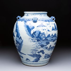 A Chinese blue and white 'Mountainous Landscape' vase with four lion-form handles, 16/17th C. — photo 7