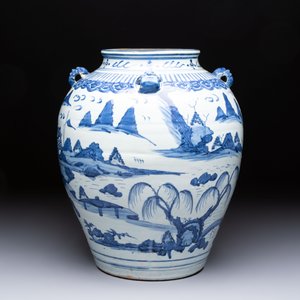 A Chinese blue and white 'Mountainous Landscape' vase with four lion-form handles, 16/17th C. — photo 8