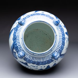A Chinese blue and white 'Mountainous Landscape' vase with four lion-form handles, 16/17th C. — photo 9