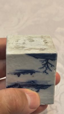A Chinese blue and white 'Mountainous Landscape' writing set with an inkwell, sander and candlestick, Qianlong — photo 11