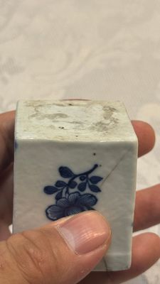 A Chinese blue and white 'Mountainous Landscape' writing set with an inkwell, sander and candlestick, Qianlong — photo 12