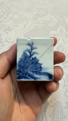 A Chinese blue and white 'Mountainous Landscape' writing set with an inkwell, sander and candlestick, Qianlong — photo 13