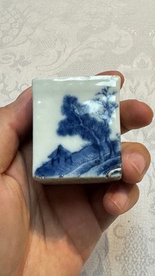 A Chinese blue and white 'Mountainous Landscape' writing set with an inkwell, sander and candlestick, Qianlong — photo 14