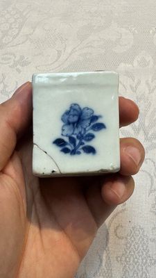 A Chinese blue and white 'Mountainous Landscape' writing set with an inkwell, sander and candlestick, Qianlong — photo 15