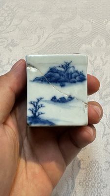 A Chinese blue and white 'Mountainous Landscape' writing set with an inkwell, sander and candlestick, Qianlong — photo 16