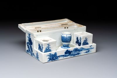 A Chinese blue and white 'Mountainous Landscape' writing set with an inkwell, sander and candlestick, Qianlong — photo 2