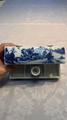 A Chinese blue and white 'Mountainous Landscape' writing set with an inkwell, sander and candlestick, Qianlong — photo 21
