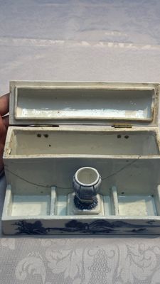 A Chinese blue and white 'Mountainous Landscape' writing set with an inkwell, sander and candlestick, Qianlong — photo 25
