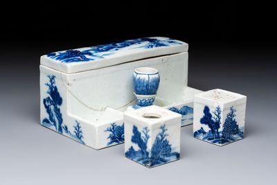 A Chinese blue and white 'Mountainous Landscape' writing set with an inkwell, sander and candlestick, Qianlong — photo 3