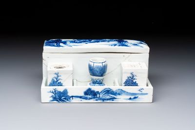 A Chinese blue and white 'Mountainous Landscape' writing set with an inkwell, sander and candlestick, Qianlong — photo 4