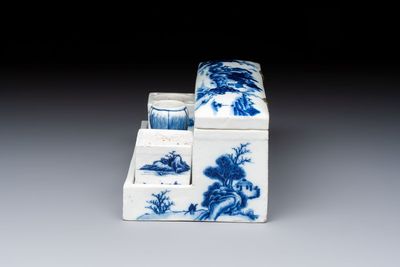 A Chinese blue and white 'Mountainous Landscape' writing set with an inkwell, sander and candlestick, Qianlong — photo 5