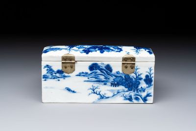 A Chinese blue and white 'Mountainous Landscape' writing set with an inkwell, sander and candlestick, Qianlong — photo 6